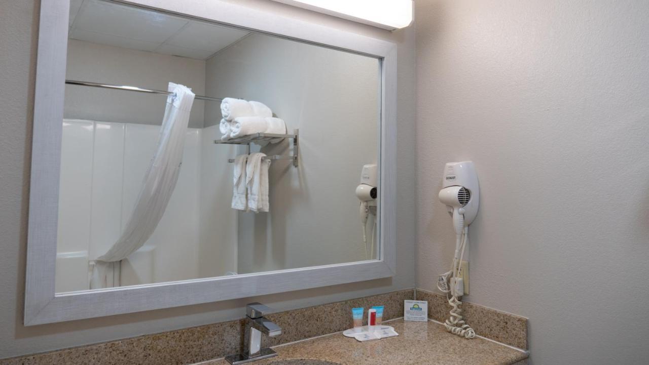 Days Inn & Suites By Wyndham Savannah North I-95 Порт Уэнтворт Экстерьер фото
